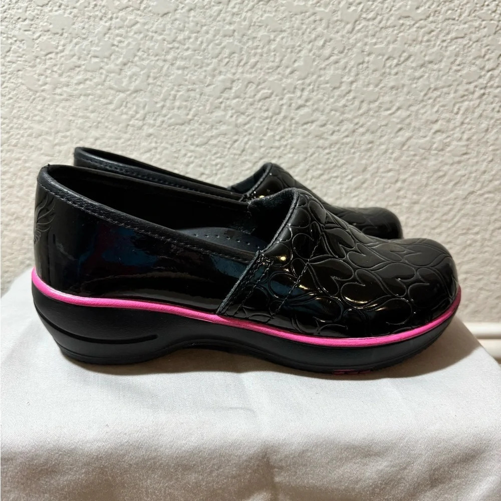 Smitten Womens Faux Patent Leather Clog Medical/Nurse Shoes Heartthrob 37/6.5 US - Picture 2 of 8